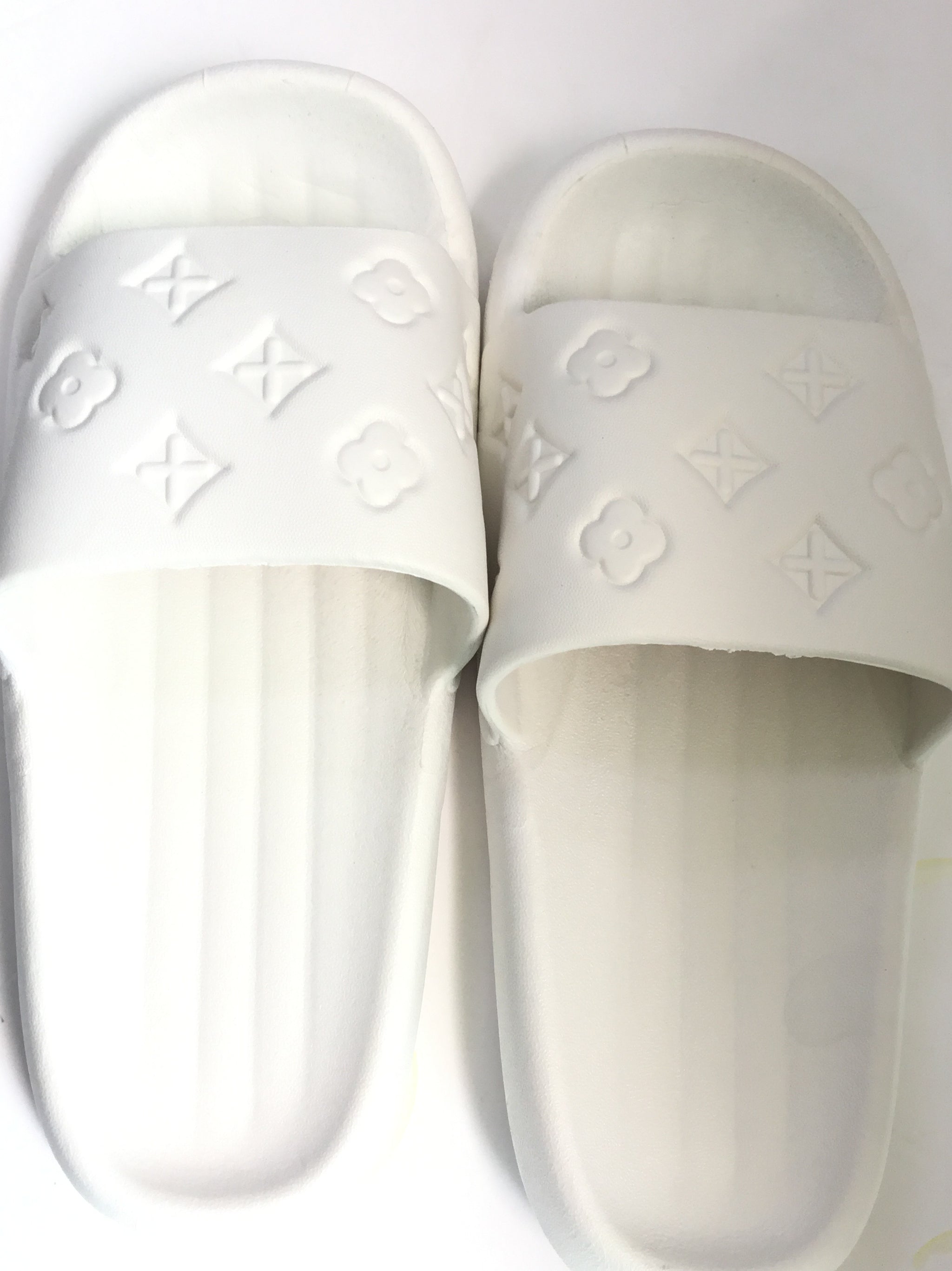 Grip-Go White Slippers - E-238